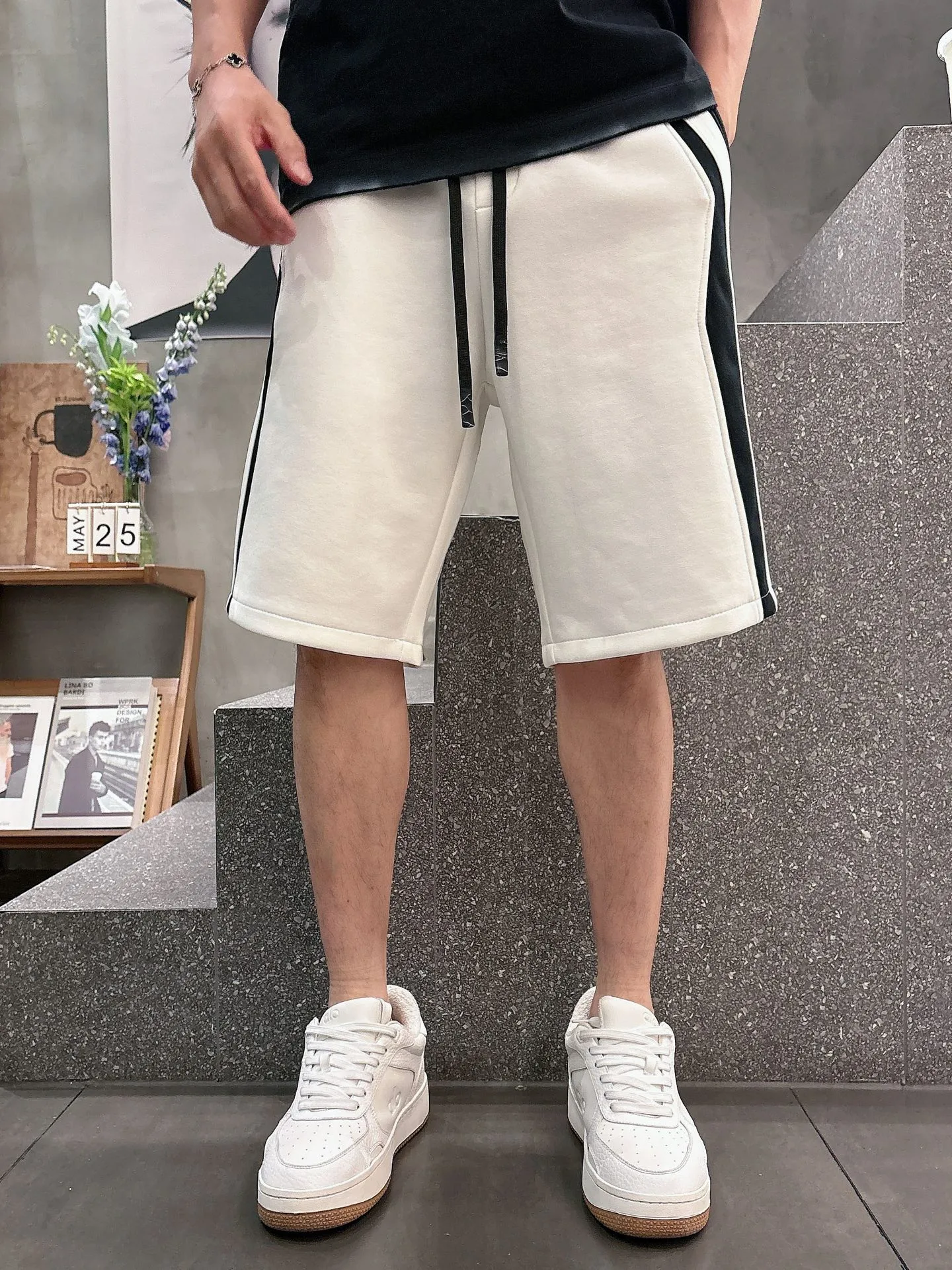 Balenciaga's three-standard complete 2026 summer New Arrival men's casual shorts, advanced custom-made Breathable fabric, Breathable fabric, extremely stretchy and comfortable, impeccable details, top-grade accessories, original logo design concept, delicate and soft feel! The upper body fit is awesome! Size: M-XXXL Please state your height and weight when ordering